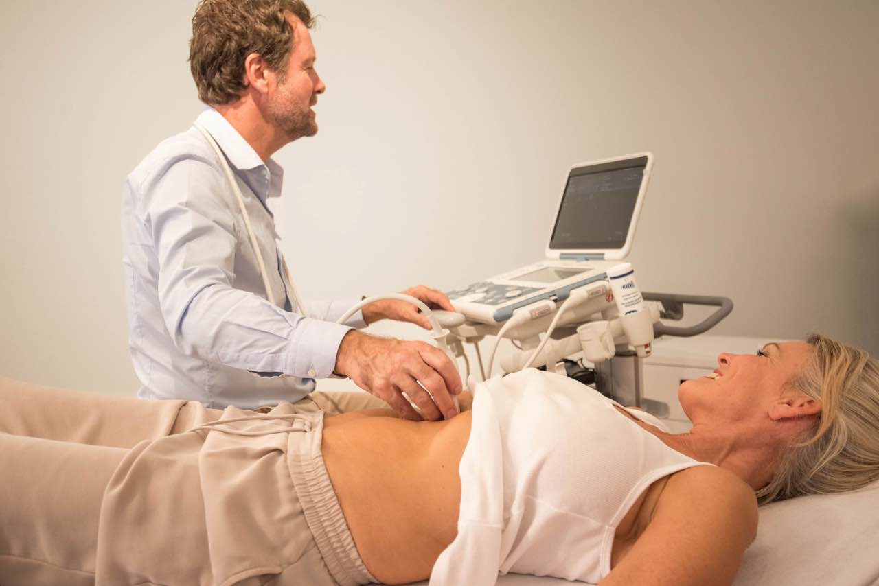 Arzt führt Ultraschalluntersuchung am Bauch durch